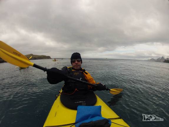 No banco de trás de nosso caiaque duplo nas águas de Prion Island, na Geórgia do Sul